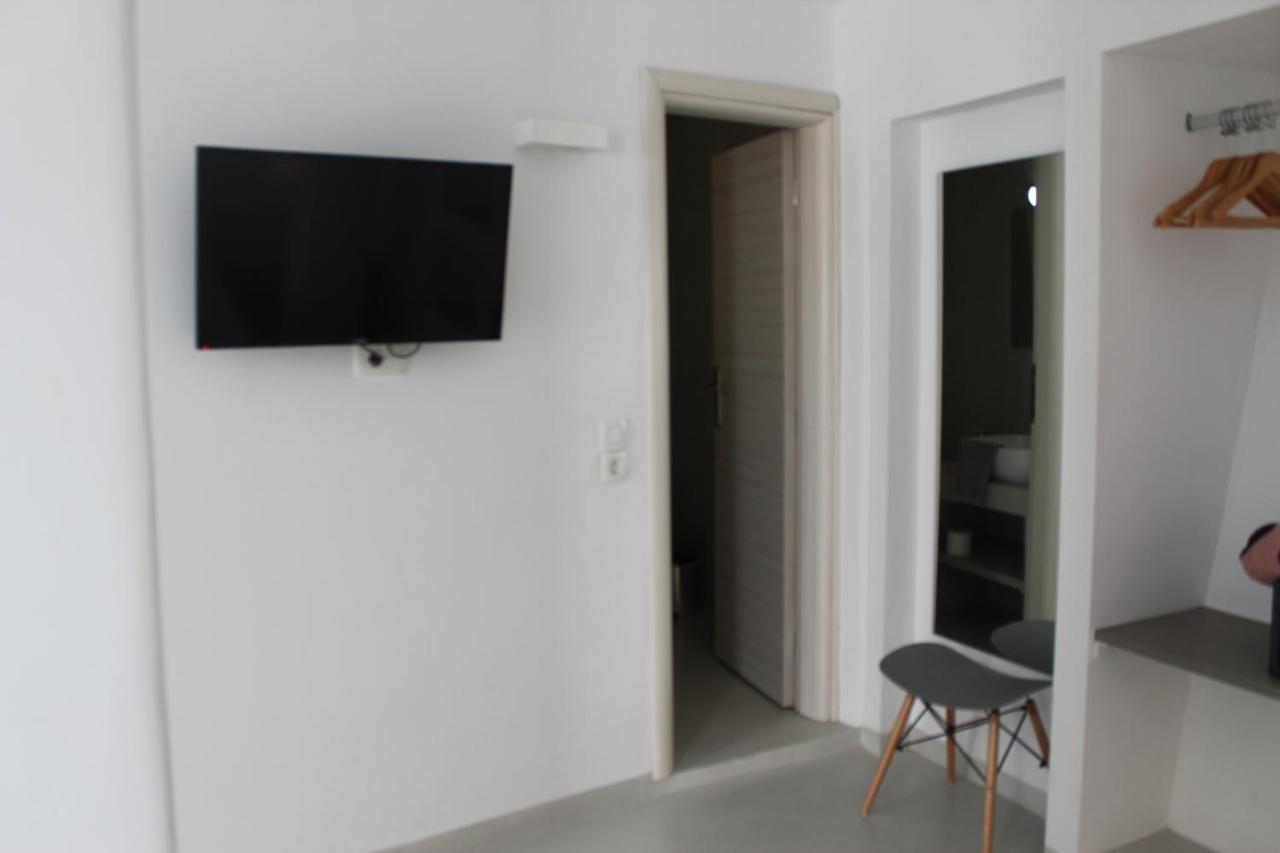 Fira Getaway - Economy Basement Rooms Kültér fotó